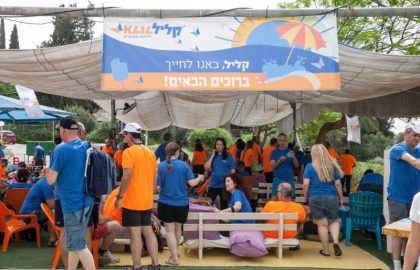 קליל יוצאת לאירוע חברה בלתי רגיל